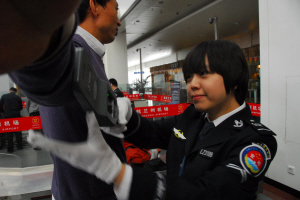 蘭州中川機場(chǎng)PD140V金屬探測器安檢員日均彎腰上千次[圖]