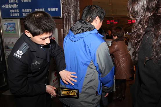 臨汾火車(chē)站鐵警增設手持金屬探測儀二次檢測項目[圖]