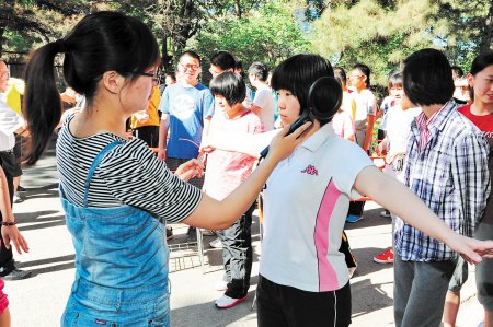 金屬探測儀最嚴格安檢把關(guān)吉林省高考考場(chǎng)[圖]