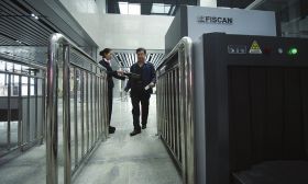 黎圫汽車(chē)站試采用金屬探測門(mén)安檢向高鐵站看齊