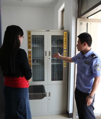 泉山法院展示安檢門(mén)檢測攔截違禁物品[圖]
