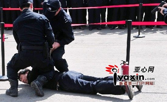 烏魯木齊市92個(gè)BRT站臺陸續裝安檢門(mén)