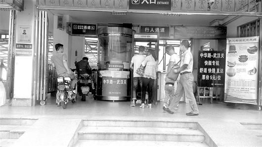 中華路武漢關(guān)碼頭安檢門(mén)形同虛設(圖)