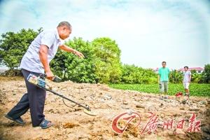 廣州村民用金屬探測儀挖掘老屋大量古錢(qián)幣