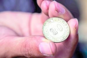 廣州村民用金屬探測儀挖掘老屋大量古錢(qián)幣