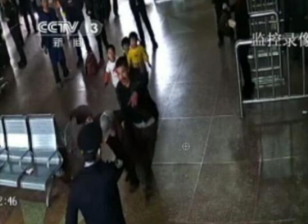 乘客不聽(tīng)勸 青島車(chē)站闖關(guān)推倒安檢門(mén)[圖]