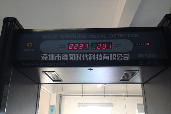 長(cháng)春市安全高考過(guò)安檢門(mén)時(shí)有些小緊張