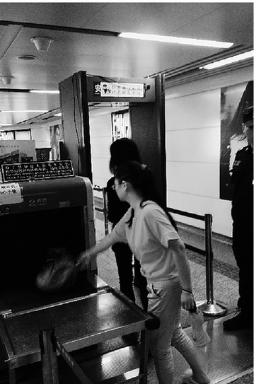 夏天小偷頻出沒(méi)，地鐵站裝上安檢門(mén)