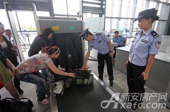 安檢門(mén)與安檢機齊上陣 銅陵北站全力做好安保工作