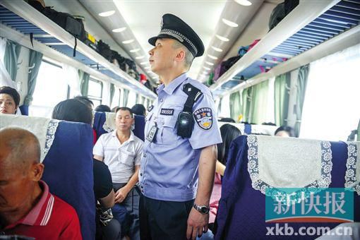 廣鐵警方安檢升級 人人要過(guò)安檢門(mén)和金屬探測器掃描