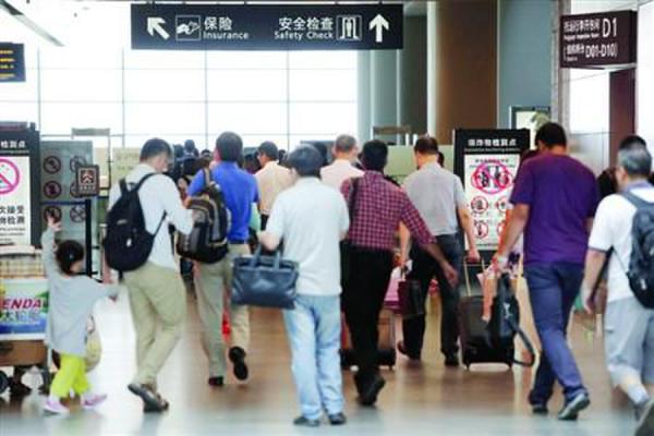 機場(chǎng)安檢門(mén)金屬探測不含糊 藏匿打火機將移交公安