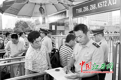 南昌市民坐火車(chē)進(jìn)京須二次安檢