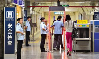 上海地鐵部分車(chē)站增設進(jìn)站安檢門(mén) 重點(diǎn)排查違禁品
