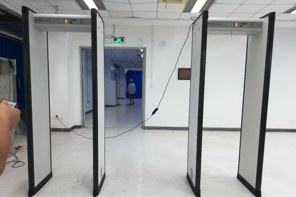 中山電子廠(chǎng)采用rapiscan metor6s進(jìn)口金屬探測安檢門(mén)檢測電子芯片（圖）
