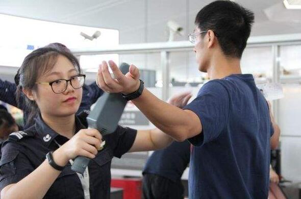 堅守空防安全，安檢門(mén)通道工作忙！.jpg