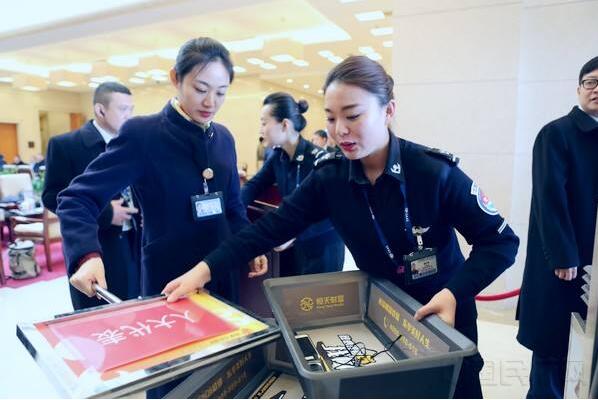 金屬探測門(mén)廠(chǎng)家：首都機場(chǎng)安保公司安檢員呂澤鑫為行業(yè)表率