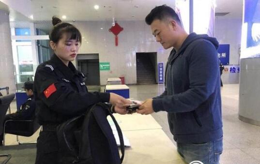 安檢門(mén)廠(chǎng)家：粗心乘客過(guò)安檢忘拿包安檢員緊急尋人送還！