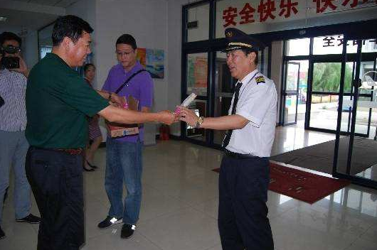 金屬探測安檢門(mén)廠(chǎng)家：烏魯木齊安檢總站關(guān)愛(ài)老年旅客
