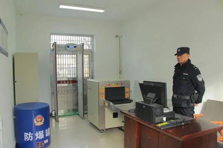 王益區法院加強安全保衛工作 人民法庭安檢門(mén)正式投入使用[圖].jpg