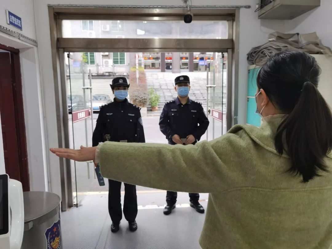 天柱法院安檢門(mén)顯神威，一女子攜帶違禁品被查獲！