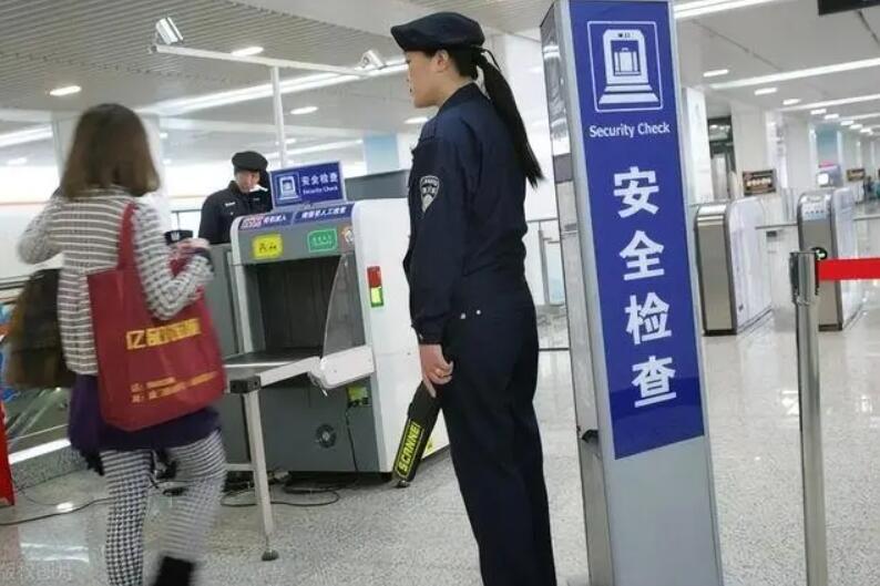 女性進(jìn)入安檢門(mén)通道時(shí)，安檢員會(huì )感到尷尬嗎？過(guò)安檢的注意事項