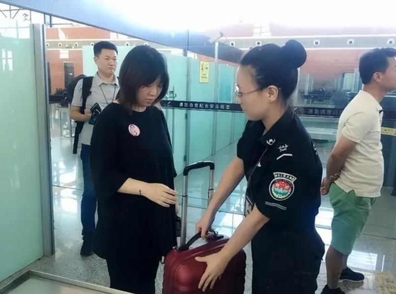女性進(jìn)入安檢門(mén)通道時(shí)，安檢員會(huì )感到尷尬嗎？過(guò)安檢的注意事項-5.jpg
